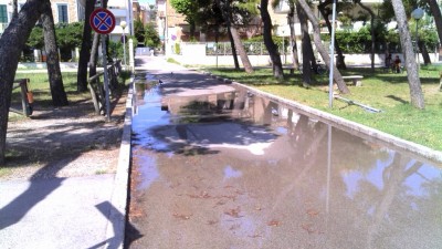 San Benedetto del Tronto: perdita d’acqua vicino al lungomare, i cittadini protestano