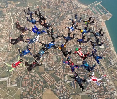 Fano: riuscito il record femminile italiano di Grande Formazione in caduta libera
