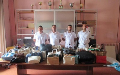 Polizia Municipale in spiaggia a San Benedetto del Tronto, sequestrate 73 borse