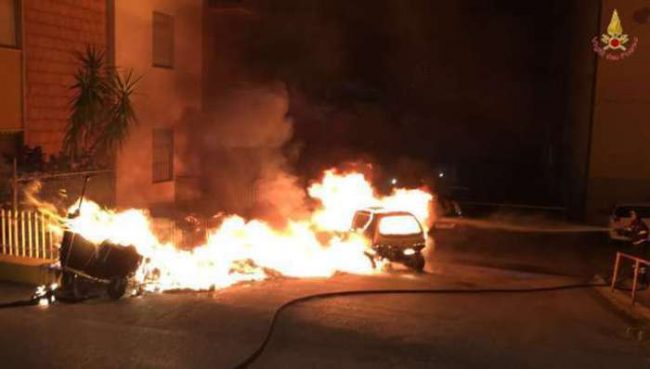 Loreto: appicca il fuoco alle auto dei vicini, ustionato un 32enne