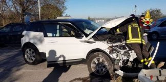 Chiaravalle, si schianta contro il muro del cimitero e finisce in ospedale