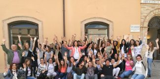 Macerata, ricevuti dal vice sindaco gli studenti del Liceo Leopardi e i “colleghi” francesi di Barcellonette Il gruppo degli studenti con il vice siondaco Monteverde e gli insegnanti al termine dell’incontro in piazza Vittorio Veneto