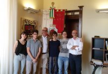 Il sindaco Romano Carancini e il funzionario dell’ufficio personale Stefano De Angelis con i quattro studenti impegnati nel progetto Alternanza scuola-lavoro
