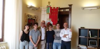 Il sindaco Romano Carancini e il funzionario dell’ufficio personale Stefano De Angelis con i quattro studenti impegnati nel progetto Alternanza scuola-lavoro