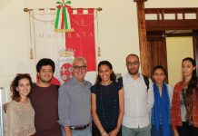 I ragazzi dell’associazione Raj Tunisie, Valentina Stefàno dell’Arci e il sindaco Romano Carancini