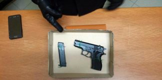 Litiga con una donna per un incidente stradale e la minaccia di morte con una pistola