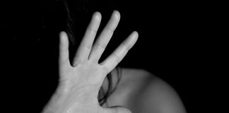 Abusi su minore, in 2 a giudizio ad Ascoli Piceno donna vittima violenza