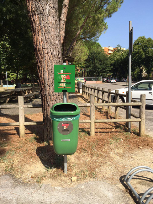 Pesaro, deiezioni canine: installate dieci nuove postazioni