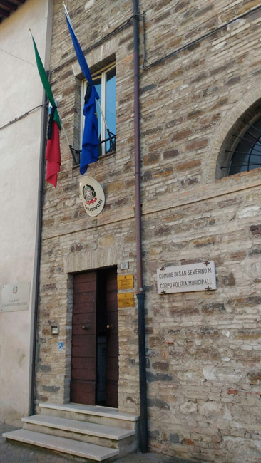 San Severino Marche: bandiere a mezz'asta per il "Giorno della Memoria"