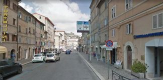 Spari da un’auto in corsa per Macerata: stranieri tra i feriti. Il sindaco: “Restate in casa”