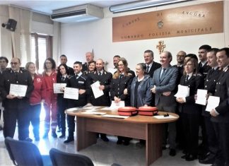 Ancona, donati due defibrillatori per le auto della municipale consegna defibrillatori gruppo