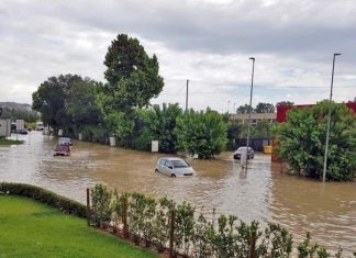 Bomba d’acqua su Ancona, polizia salva 2 donne intrappolate in auto