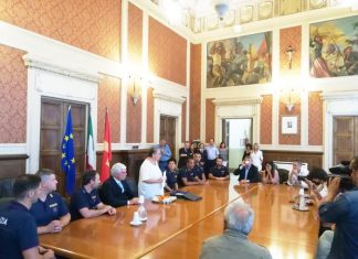 Pusher arrestato dopo salvataggio, per poliziotti attestato di riconoscimento del Comune