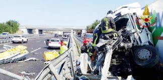 Tir si schianta contro guard-rail sull’A14