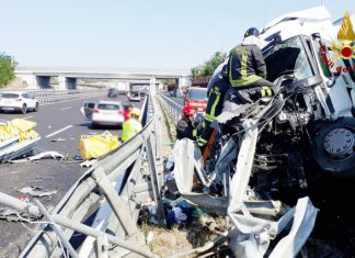 Tir si schianta contro guard-rail sull’A14