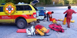 Cade in una cavità delle grotte di Frasassi, soccorsa 25enne