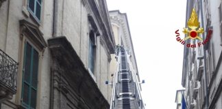 Paura ad Ancona, cadono calcinacci dalla facciata di una chiesa