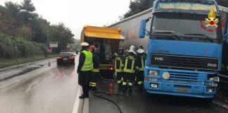 Ancona, tir urta guardrail e rompe serbatoio