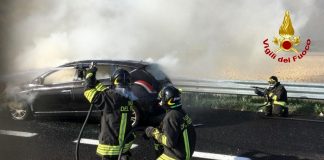 Macchina brucia sull’A14, salvata una famiglia di 4 persone