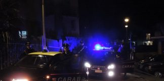 Falegname non fa sconto, madre e figlio lo aggrediscono con un’accetta