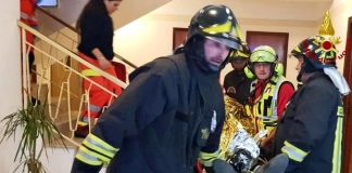 Sale sul tetto e cade per il vento, grave un uomo