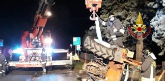 Scontro tra un furgone e un trattore che si ribalta