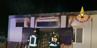 Paura a Fabriano, fuoco in un container di un cantiere