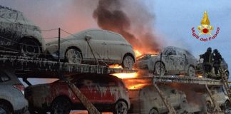 Bisarca a fuoco sull’autostrada A14, nessun ferito
