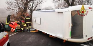 Scuolabus si ribalta sulla Sp48 a Sassoferrato, ferito l’autista