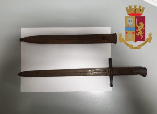 Ancona, gira con una baionetta: “Mi sento Sandokan”