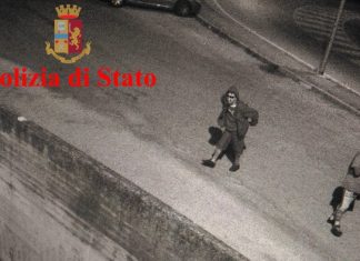 Scritte sui muri della Questura di Ancona, denunciati un ragazzo e una ragazza 22enni