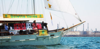 EcoBlitz della Goletta Verde di Legambiente alla raffineria dell’Api a Falconara: esposto lo striscione “Nemico del Clima”