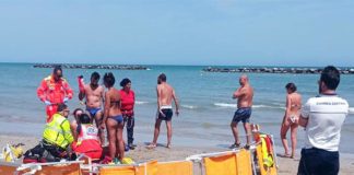 Malore in spiaggia a Senigallia, donna rianimata dai bagnini