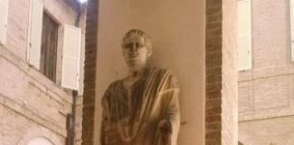 Macerata, restauro statue nel cortile del Palazzo comunale