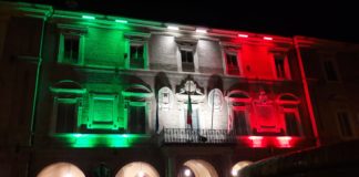 San Severino, il Palazzo comunale avvolto da un “Tricolore” di luci