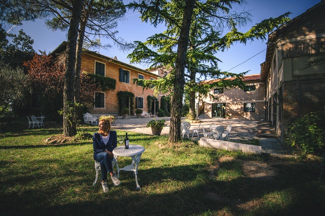 Carla Fiorina nella sua azienda agricola Cantina Fiorini