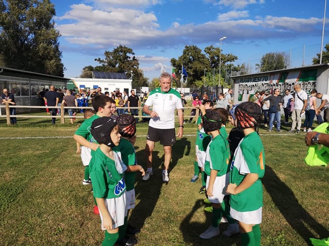 Peter Cunnington con i piccoli del Rugby Jesi '70