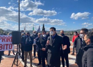 Marche, il presidente Acquaroli incontra i venditori ambulanti e fieristi