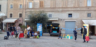 Macerata, è ripartita la BiblioMacchina delle storie bibliomacchina piazza mazzini