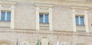 San Severino, “Settimana Croce Rossa”: la bandiera sulla facciata del Municipio