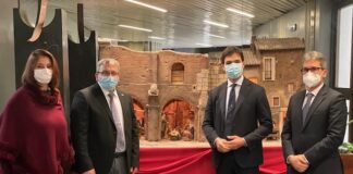 Donati un presepe e l’albero di Natale alla Regione Marche
