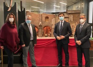 Donati un presepe e l’albero di Natale alla Regione Marche