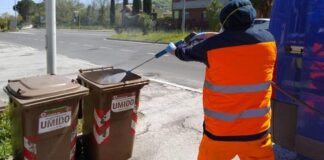 Macerata, lavaggio dei cassonetti per la raccolta dei rifiuti organici