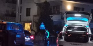 Macerata, guida ubriaco e prende a pugni un agente della Polizia locale: arrestato 35enne