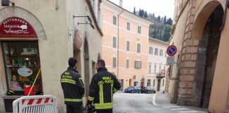 San Severino, pluviale in rame si stacca dal cornicione di un vecchio palazzo