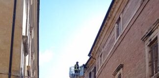 San Severino, cade un cornicione in via Salimbeni: Vigili del Fuoco in azione