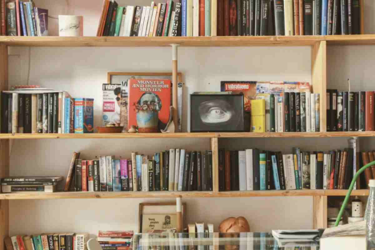 Per mantenere puliti gli scaffali senza utilizzare prodotti chimici aggressivi, è possibile preparare in casa delle soluzioni