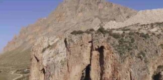 Il paese italiano costruito dentro una grotta gigante