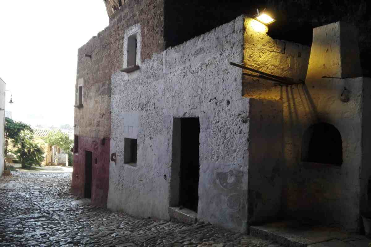 Il paese italiano costruito dentro una grotta gigante