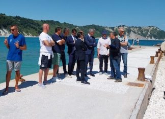 Portonovo, erosione costa: sopralluogo degli assessori Consoli e Bugaro con gli operatori della Baia